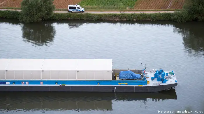 Deutschland Transport Castor-Behälter per Schiff (picture-alliance/dpa/M. Murat)