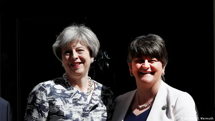 Großbritannien Theresa May mit Arlene Fostervor 10 Downing Street (Reuters/S. Wermuth)
