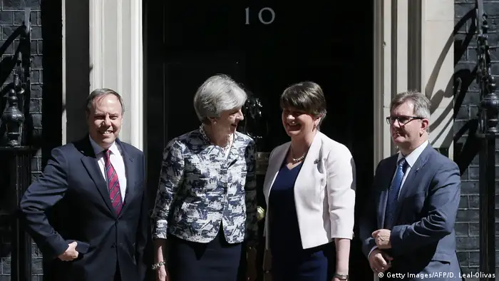 Großbritannien Theresa May mit Vertreter der DUP vor Downing Street