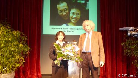 Preisverleihung des P.E.N.- Zentrum an Liu Xiaobo, rechts Johano Strasser (DW/Juan Ju)