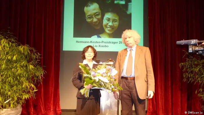 Preisverleihung des P.E.N.- Zentrum an Liu Xiaobo, rechts Johano Strasser (DW/Juan Ju)