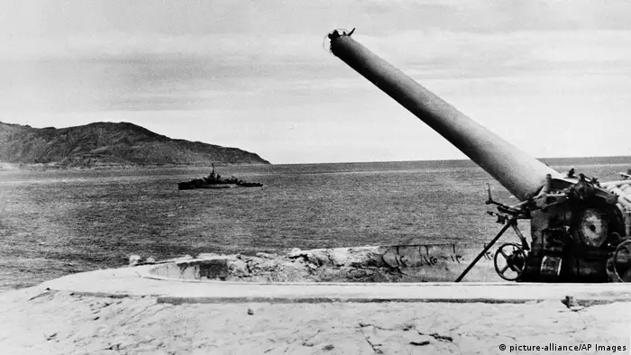 Israelische Marine und ägyptische Artillerie 1957 (picture-alliance/AP Images)
