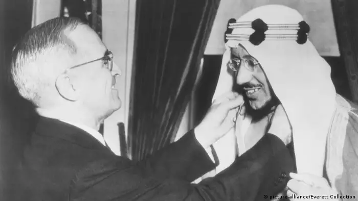 USA Präsident Harry Truman, Legion of Merit für Kronprinz Amir Saud, Saudi-Arabien (picture-alliance/Everett Collection)