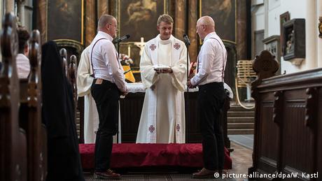Твърдо не от Ватикана хомосексуалните двойки няма да бъдат благославяни