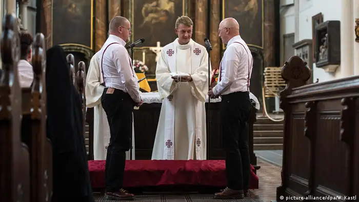 Deutschland Erste gleichgeschlechtliche Trauung der Berliner Landeskirche (picture-alliance/dpa/W. Kastl)