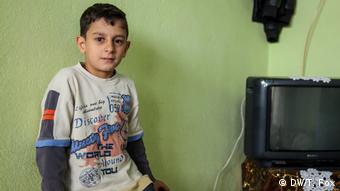 Εξαιτίας των βομβαρδισμών ο γιος της Φάτμας εχει πρόβλημα με τα μάτια του και χρειάζεται γυαλιά