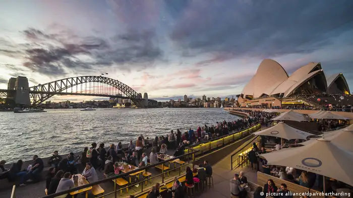 The Sydney Opera House and Harbour Bridge at sunset (picture alliance/dpa/robertharding)
