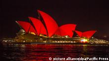 The Sydney Opera House bathed in in red the traditional Chinese colour for luck. As part of city wide lumiere and lantern displays to celebrate Chinese New Year. Major landmarks across Sydney were lit in red lights, the traditional color for Luck in China, whilst colorful Chinese zodiac Lanterns were on display across the city. (Photo by Richard Ashen / Pacific Press) | Verwendung weltweit, Keine Weitergabe an Wiederverkäufer.