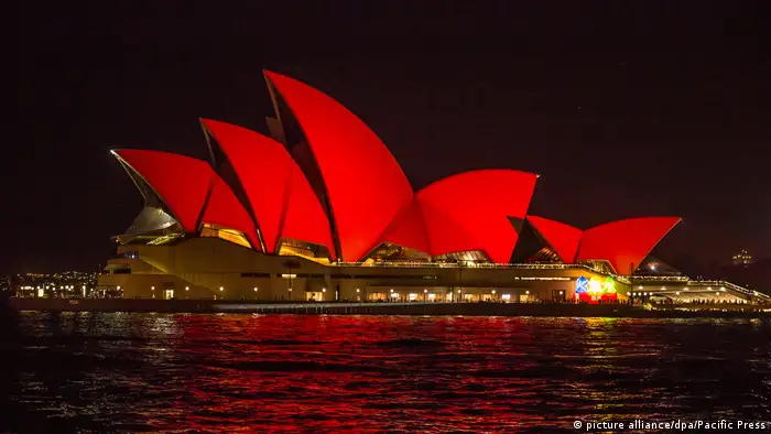 Australia Opera in Sydney erstrahlt in rot, der traditionellen chinesische Farbe für Glück