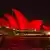 Australia Opera in Sydney erstrahlt in rot, der traditionellen chinesische Farbe für Glück