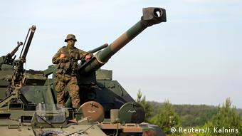 Солдат НАТО на танке