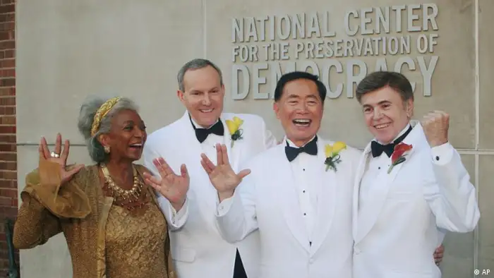 Hochzeit von George Takei und Brad Altman in Los Angeles zeigt die beiden zusammen mit ihren Trauzeugen (Foto:AP)