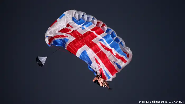 London Fallschirm als Union Jack (picture-alliance/dpa/C. Charisius)