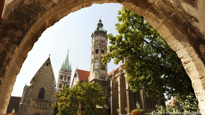 Naumburg Cathedral seen through an arch (picture-alliance/dpa/W. Grubitzsch)