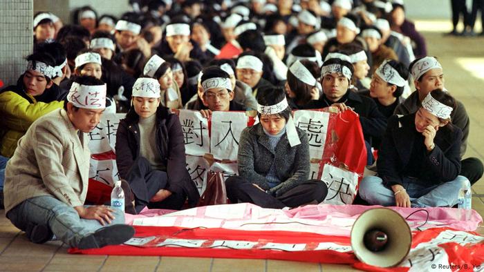 Esta foto de 1999 muestra a visitantes chinos protestando después que se les negara el permiso de residencia.