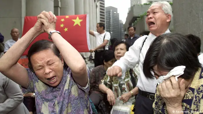2002: Dashed hopes
The residency issue flared up again in April 2002 when Hong Kong began deporting some 4,000 mainland Chinese who had lost legal battles to stay in the territory. These desperate families were evicted from a central park where they had been protesting. 