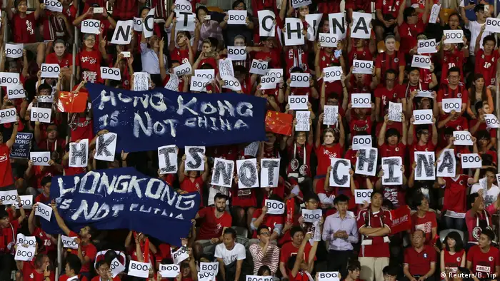 2015: Sport becomes political
Less than a year after the Occupy Central protests ended, China played against Hong Kong in a soccer World Cup qualifiying match on November 17, 2015. The guests did not receive a friendly welcome in Hong Kong. Fans booed when the Chinese national anthem was played and held up posters saying Hong Kong is not China. The match ended 0-0.