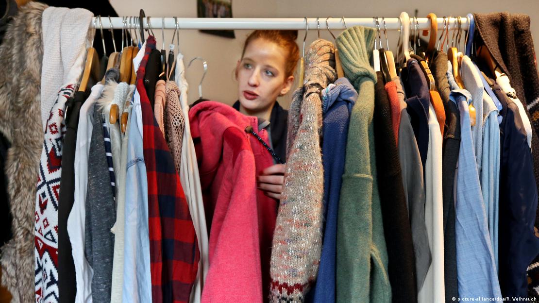 Κοπέλα διαλέγει ρούχα από τη ντουλάπα της