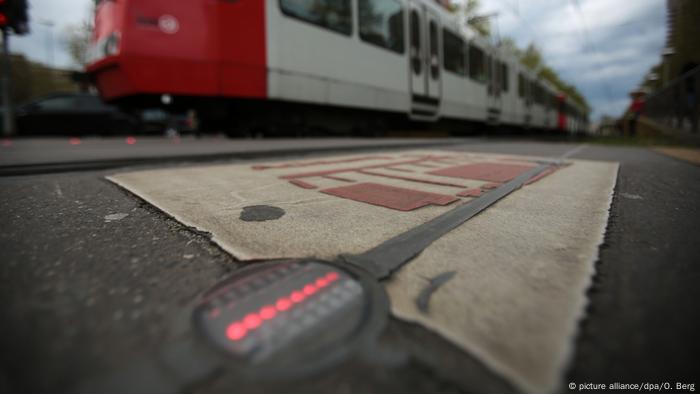 Das Licht einer Bodenampel leuchtet in rot