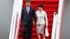 China Präsident Xi Jinping und seine Frau Peng Liyuan kommen am Flughafen in Hongkong an China Präsident Xi Jinping und seine Frau Peng Liyuan kommen am Flughafen in Hongkong an