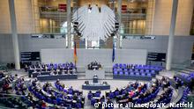 ARCHIV - Blick in den Plenarsaal des Reichstages in Berlin am 22.11.2016 zu Beginn der Haushaltsdebatte. (zu dpa Harte Fronten bei Wahlrechts-Reform - Zeit für Kompromiss wird knapp vom 15.03.2017) Foto: Kay Nietfeld/dpa +++(c) dpa - Bildfunk+++ | Verwendung weltweit