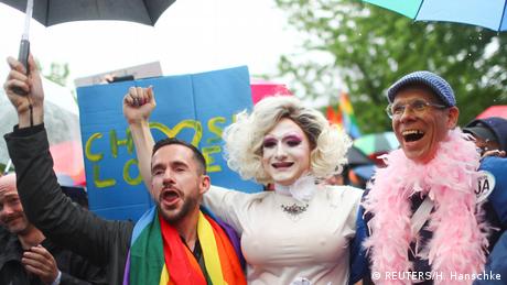 Deutschland Demonstranten vor dem Bundestag während die Delegierten über die Legalisierung gleichgeschlechtlicher Ehe in Berlin abstimmen (REUTERS/H. Hanschke)