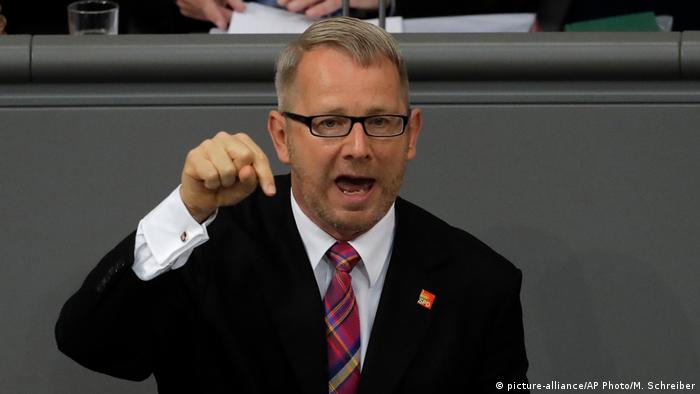 SPD parliamentarian Johannes Kahrs gesticulating with his right hand during his angry speech in parliament (picture-alliance/AP Photo/M. Schreiber)