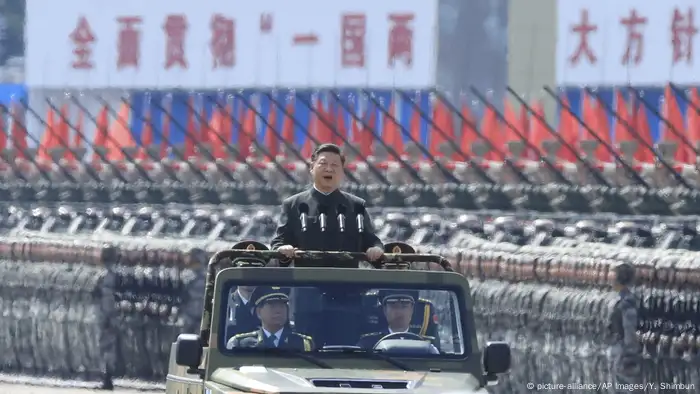 China Xi Jinping nimmt Militärparade in Hongkong ab