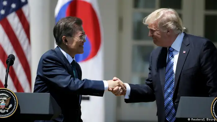USA Südkorea Donald Trump und Moon Jae-in (Reuters/J. Bourg)