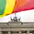 Deutschland Regenbogenfahne vor dem Brandenburger Tor in Berlin