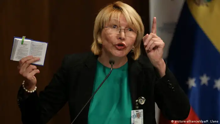 Agasajada en el Parlamento y tachada de traidora por el Gobierno, Ortega ha llamado a declarar como imputados a dos altos mandos del Ejército y la inteligencia por su papel en la represión. La fiscal acusa a funcionarios policiales y militares de la muerte de 23 personas durante las protestas, y ha dicho que Venezuela es un estado policial en el que se practica terrorismo de Estado.