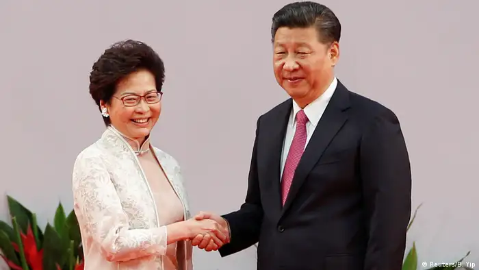 China Carrie Lam und Präsident Xi Jinping in Hongkong (Reuters/B. Yip)