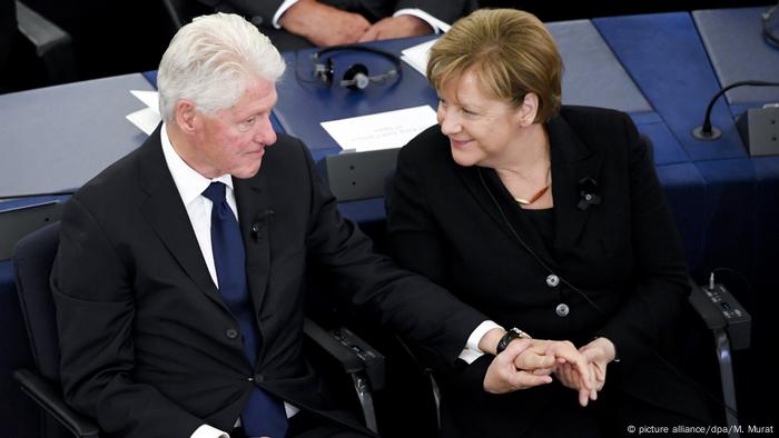 Merkel et Clinton aux funérailles de l'ancien chancelier allemand Helmut Kohl.