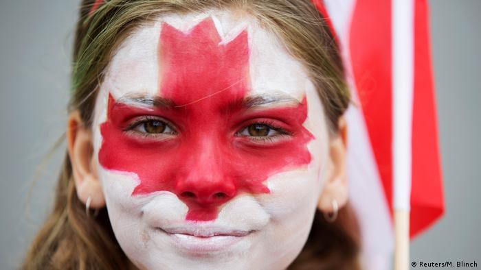 Clara Swain am Canada Day mit aufgemalter kanadischer Flagge im Gesicht.