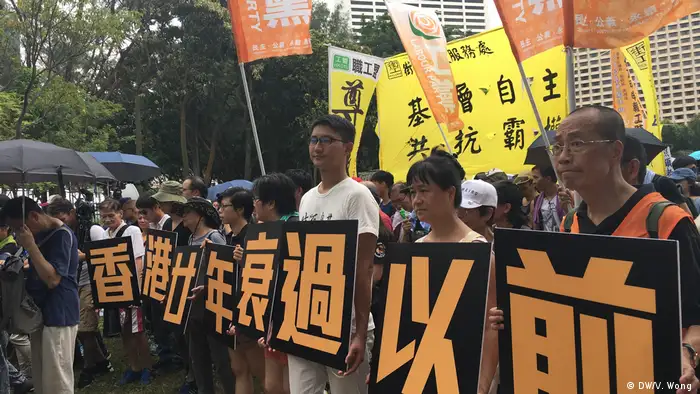 Demonstration am 01.07. in Hongkong anlässlich der Feierlichkeiten zum 20. Jahrestag der Rückgabe der ehemaligen britischen Kronkolonie an China (DW/V. Wong )