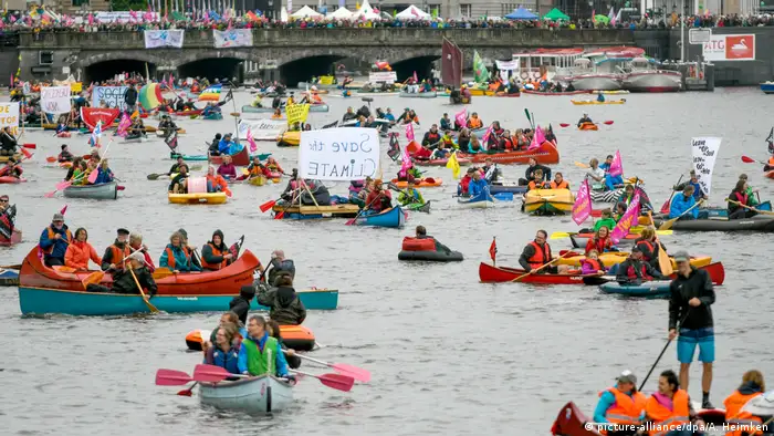 Críticos de la cumbre del Grupo de los Veinte países industrializados y emergentes del mundo que tendrá lugar el 7 y 8 de julio comenzaron a marchar por calles de Hamburgo. Cada día hay manifestaciones anunciadas. 02.07.2017