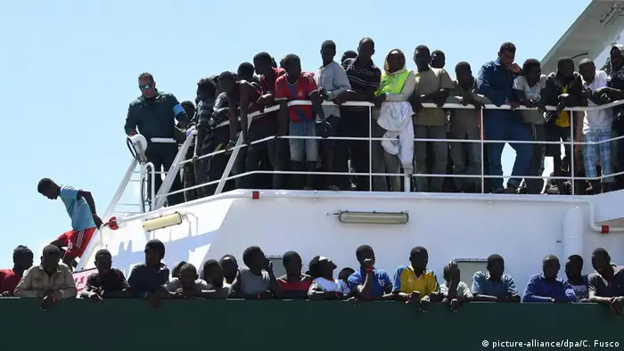 Migranten in Italien (picture-alliance/dpa/C. Fusco)