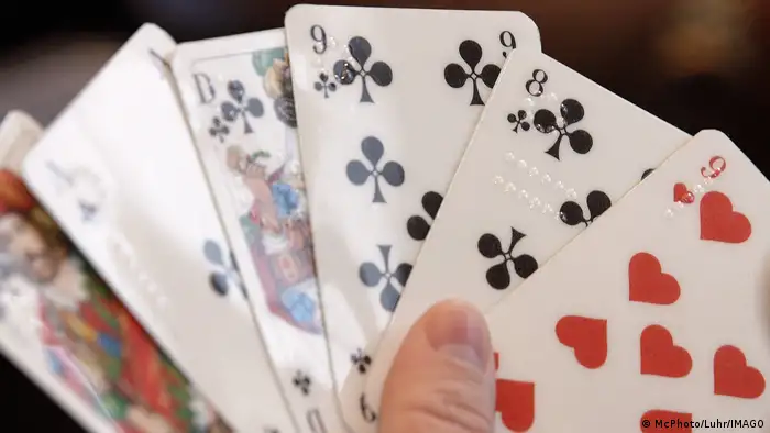 Веерх из игральных карт в руке