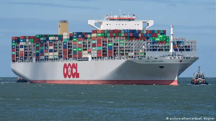 Deutschland Containerschiff OOCL Hong Kong in Wilhelmshaven (picture-alliance/dpa/I. Wagner)