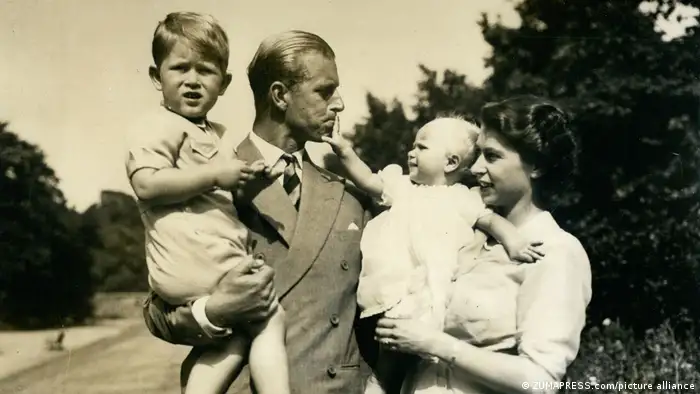  Queen Elizabeth II mit Prinz Philipp und zwei Kindern (picture alliance/ZUMAPRESS.com)