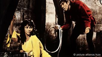 Film still con Gina Lollobrigida e Anthony Quinn nel film del 1956 Il gobbo di Notre Dame