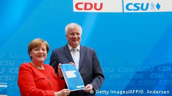 Лидеры ХДС и ХСС - Ангела Меркель и Хорст Зеехофер вместе представили предвыборную программу консерваторов.