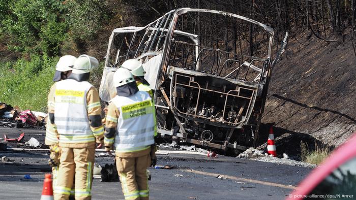 La Policía teme que 18 personas hayan muerto en el accidente, en Baviera. Hay al menos 30 heridos. En el autobús viajaban 48 pasajeros. El siniestro se produjo a primera hora de esta mañana cuando un autobús de viajeros chocó con un camión que estaba parado en una autopista debido a un atasco. A causa del choque, el autobús se incendió y quedó completamente calcinado. (3.07.2017)