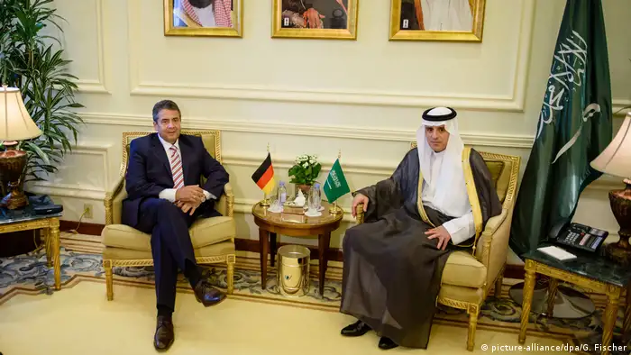 Saudi-Arabien Außenminister Sigmar Gabriel & Abdel bin Ahmed Al-Jubeir in Dschidda (picture-alliance/dpa/G. Fischer)