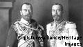 George V (1865-1936, right) and Czar Nicholas II of Russia in Berlin in 1913 (Photo: picture-alliance/Heritage Images)