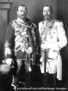 George V (1865-1936, right) and Czar Nicholas II of Russia in Berlin in 1913 (Photo: picture-alliance/Heritage Images)