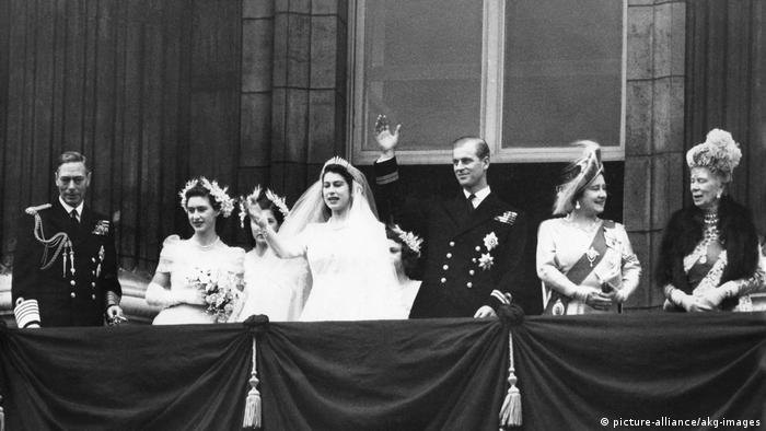 Elizabeth II. winkt mit ihrem Ehemann Philip Mountbattan vom Balkon des Buckingham Palace