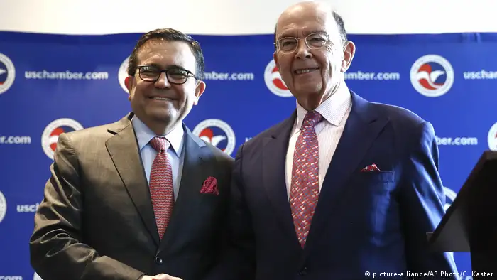 USA | Ildefonso Guajardo Villarreal und Wilbur Ross (picture-alliance/AP Photo/C. Kaster)