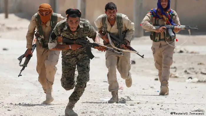 Syrien Kurdische Kämpfer der YPG in Rakka (Reuters/G. Tomasevic)