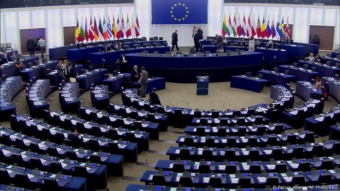 Jean-Claude Juncker calls near empty European Parliament ′ridiculous′ | News | DW | 05.07.2017